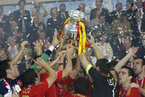 Сборная Испании – чемпион Европы. Финальный матч первенства Старого Света 2008 года закончился победой сборной Испании над национальной командой Германии со счетом 1:0. Сборная Испании – чемпион Европы. Финальный матч первенства Старого Света 2008 года закончился победой сборной Испании над национальной командой Германии со счетом 1:0. - Sputnik Молдова