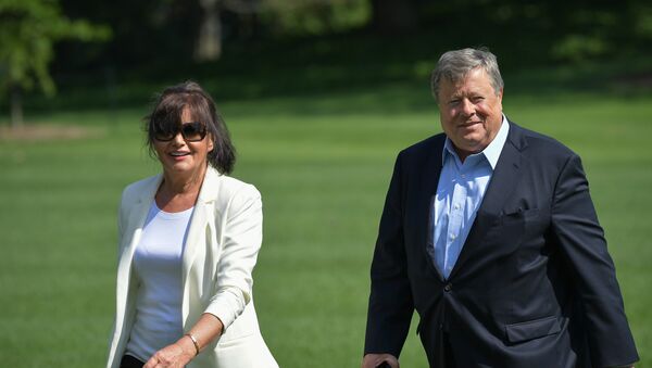 Viktor and Amalija Knavs, the parents of US First Lady Melania Trump, walk across the South Lawn upon return to the White House on June 18, 2017 in Washington, DC. - Sputnik Moldova-România