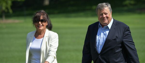 Viktor and Amalija Knavs, the parents of US First Lady Melania Trump, walk across the South Lawn upon return to the White House on June 18, 2017 in Washington, DC. - Sputnik Moldova-România