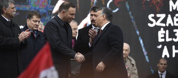 Polish President Andrzej Duda, center left, is welcomed by Hungarian Prime Minister Viktor Orban on the podium as Hungarian President Janos Ader, second right, and Speaker of the Hungarian Parliament Laszlo Kover, left, applaud during the state commemoration ceremony of the 1956 Hungarian revolution and freedom fight against communism and Soviet rule in front of the Parliament building in downtown Budapest, Hungary, Sunday, Oct. 23, 2016 - Sputnik Moldova-România