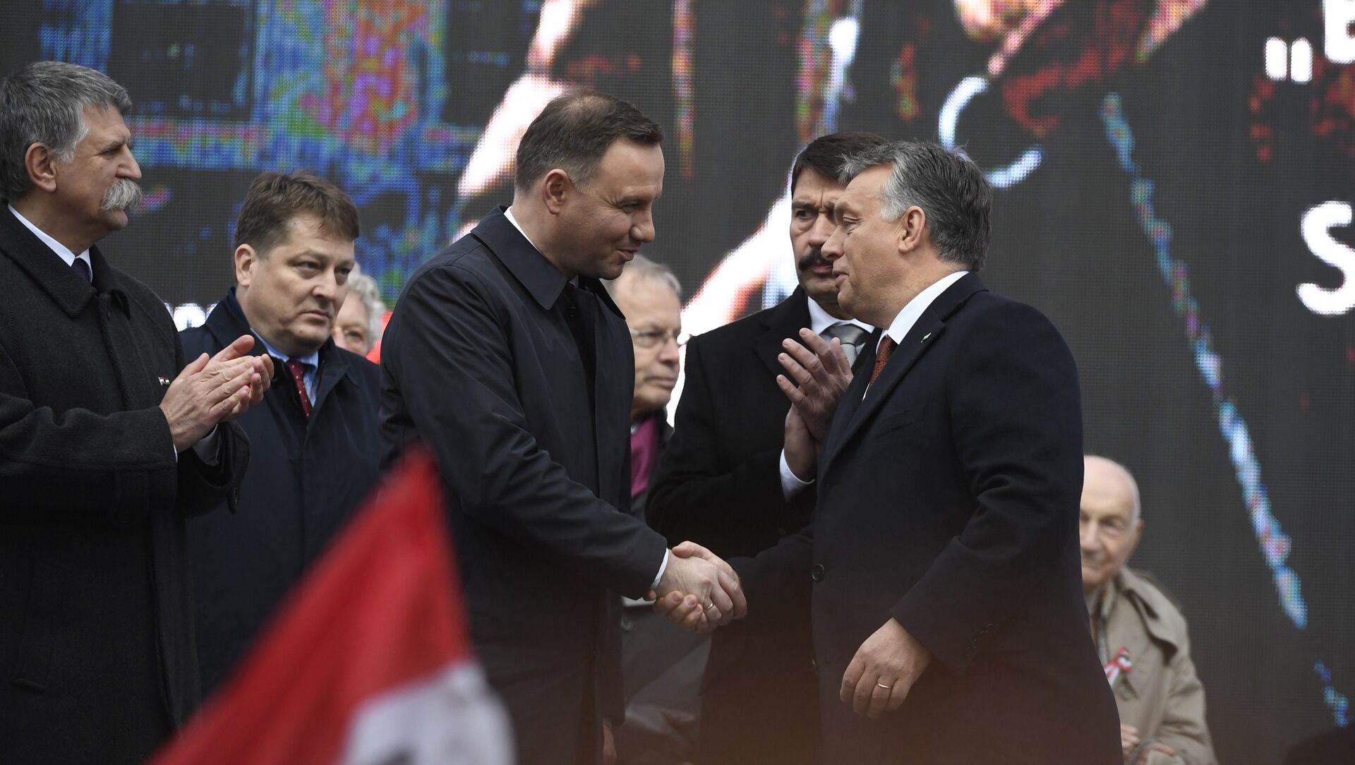 Polish President Andrzej Duda, center left, is welcomed by Hungarian Prime Minister Viktor Orban on the podium as Hungarian President Janos Ader, second right, and Speaker of the Hungarian Parliament Laszlo Kover, left, applaud during the state commemoration ceremony of the 1956 Hungarian revolution and freedom fight against communism and Soviet rule in front of the Parliament building in downtown Budapest, Hungary, Sunday, Oct. 23, 2016 - Sputnik Moldova-România, 1920, 11.02.2021