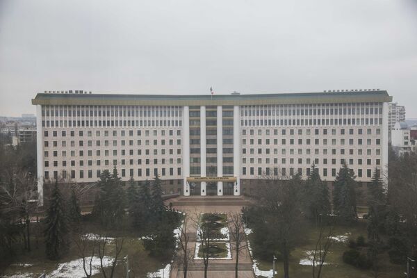 Вид из здания президентуры на здание парламента - Sputnik Молдова