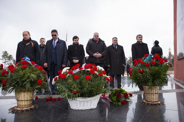 Представители дипмиссий возлагают цветы к Вечному огню - Sputnik Молдова