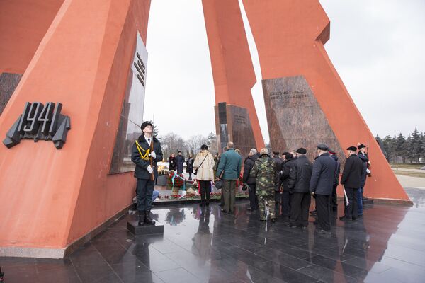 Представители дипмиссий и гражданского общества возлагают цветы к Вечному огню - Sputnik Молдова