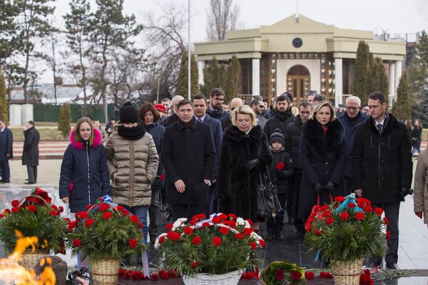 Представители гражданского общества возлагают цветы к Вечному огню - Sputnik Молдова