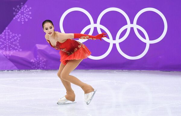 Alina Zaghitova (Rusia) evoluează în programul scurt feminin în cadrul Jocurilor Olimpice din Pyeongchang - Sputnik Moldova