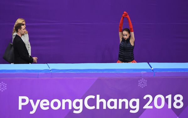În dreapta: Alina Zaghitova (Rusia) se pregătește de programul scurt feminin în cadrul Jocurilor Olimpice din Pyeongchang - Sputnik Moldova