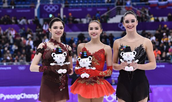 Câștigătoarele medaliilor la patinajul artistic, Jocurile Olimpice de Iarnă (de la stânga la dreapta): Evgeniya Medvedeva (Rusia) - medalie de argint, Alina Zagitova (Rusia) - medalie de aur, Kaetlyn Osmond (Canada)- medalie de bronz - Sputnik Moldova