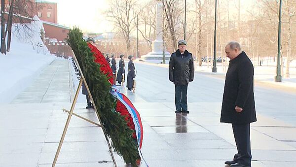 Путин возложил венок к Могиле Неизвестного солдата в День защитника Отечества - Sputnik Молдова