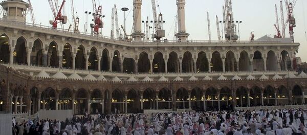 Мечеть аль-Харам в Мекке окруженная строительными кранами - Sputnik Молдова