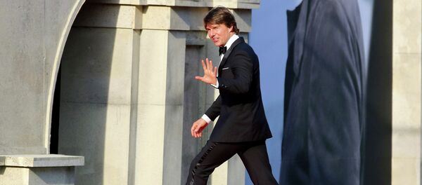 US actor Tom Cruise waves to fans as he attends the Mission Impossible - Sputnik Молдова