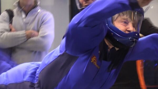 Супер бабушка взлетела в аэротрубе - Sputnik Молдова