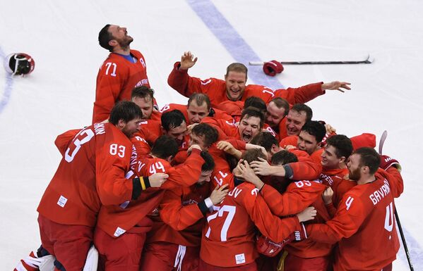 Российские хоккеисты радуются победе в финальном матче Россия - Германия по хоккею среди мужчин на XXIII зимних Олимпийских играх - Sputnik Молдова