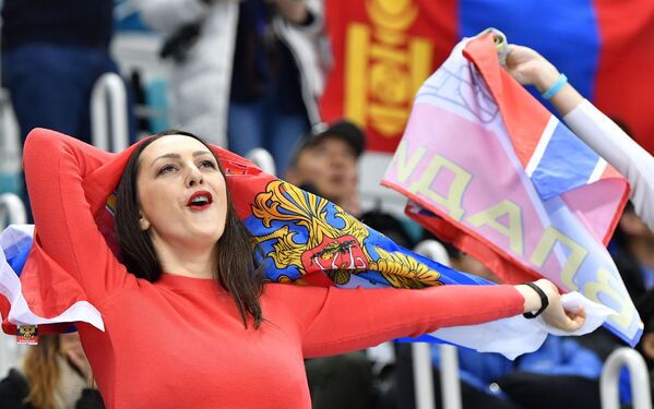 Российская болельщица радуется заброшенной шайбе в финальном матче Россия - Германия по хоккею среди мужчин на XXIII зимних Олимпийских играх - Sputnik Молдова