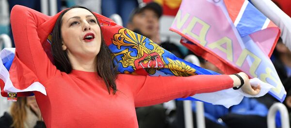 Российская болельщица радуется заброшенной шайбе в финальном матче Россия - Германия по хоккею среди мужчин на XXIII зимних Олимпийских играх - Sputnik Молдова