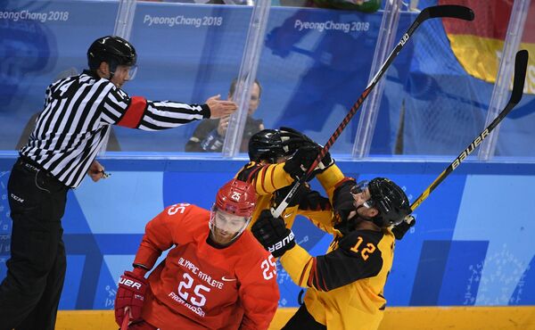 Патрик Хагер и Брукс Мацек радуются заброшенной шайбе в финальном матче Россия - Германия по хоккею среди мужчин на XXIII зимних Олимпийских играх - Sputnik Молдова