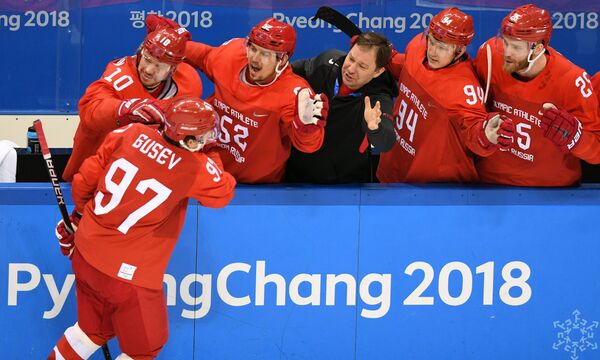 Никита Гусев радуется заброшенной шайбе в финальном матче Россия - Германия по хоккею среди мужчин на XXIII зимних Олимпийских играх - Sputnik Молдова