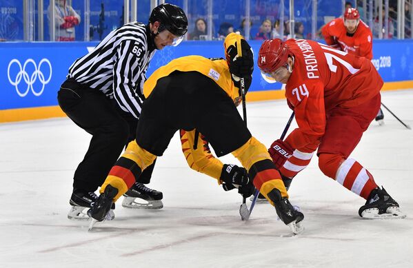 Николай Прохоркин в финальном матче Россия - Германия по хоккею среди мужчин на XXIII зимних Олимпийских играх - Sputnik Молдова