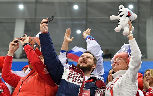 Российские болельщики радуются заброшенной шайбе в финальном матче Россия - Германия по хоккею среди мужчин на XXIII зимних Олимпийских играх - Sputnik Молдова
