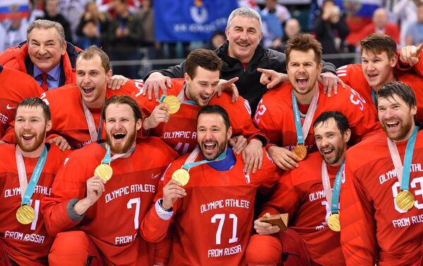 Церемония награждения золотыми медалями российских спортсменов - победителей хоккейного турнира среди мужчин на XXIII зимних Олимпийских играх - Sputnik Молдова