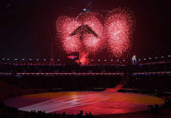 Салют над Олимпийским стадионом на церемонии закрытия XXIII зимних Олимпийских игр в Пхенчхане - Sputnik Молдова