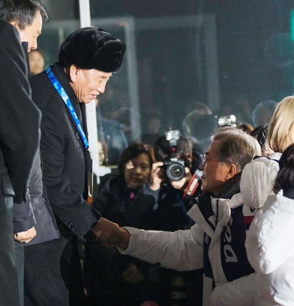 Лидер северокорейской делегации и президент Южной Кореи во время рукопожатия на Олимпийских играх 2018 в Пхенчхане - Sputnik Молдова