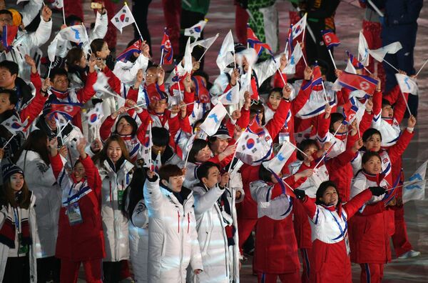 Спортсмены объединенной команды Южной Кореи и КНДР на церемонии закрытия XXIII зимних Олимпийских игр в Пхенчхане - Sputnik Молдова