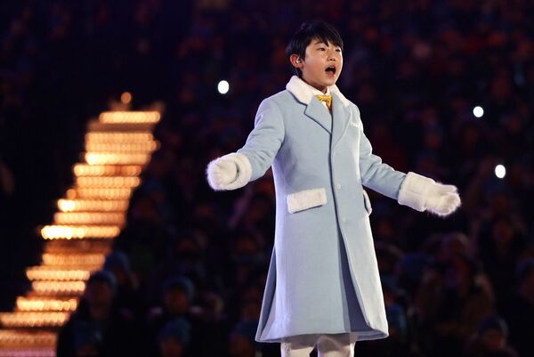 Мальчик во время исполнения песни на церемонии закрытия XXIII зимних Олимпийских игр в Пхенчхане - Sputnik Молдова