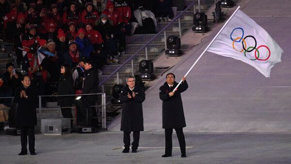Мэр Пекина Чэн Цзининь и президент Международного олимпийского комитета (МОК) Томас Бах во время передачи олимпийского флага на церемонии закрытия XXIII зимних Олимпийских игр в Пхенчхане - Sputnik Молдова