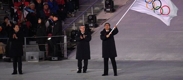 Мэр Пекина Чэн Цзининь и президент Международного олимпийского комитета (МОК) Томас Бах во время передачи олимпийского флага на церемонии закрытия XXIII зимних Олимпийских игр в Пхенчхане - Sputnik Молдова