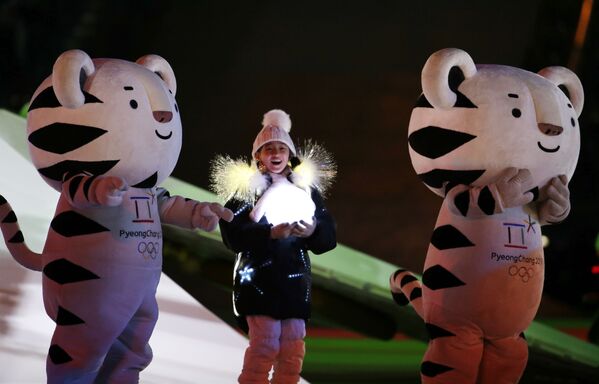 Талисманы Олимпийских игр и девочка во время церемонии закрытия XXIII зимних Олимпийских игр в Пхенчхане - Sputnik Молдова