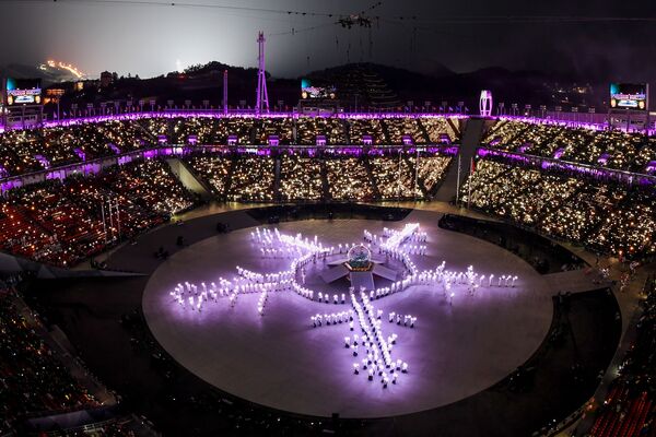 Вид на Чашу Олимпийского огня на церемонии закрытия XXIII зимних Олимпийских игр в Пхенчхане - Sputnik Молдова