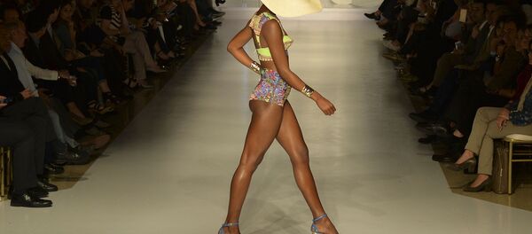 A model presents a creation by Colombian designer Hernan Zajar during the Colombiatex fair on January 28, 2015 in Medellin, Antioquia department, Colombia A model presents a creation by Colombian designer Hernan Zajar during the Colombiatex fair on January 28, 2015 in Medellin, Antioquia department, Colombia - Sputnik Moldova