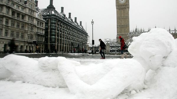 Лежащий снеговик напротив Бин-Бена в Лондоне  - Sputnik Moldova-România