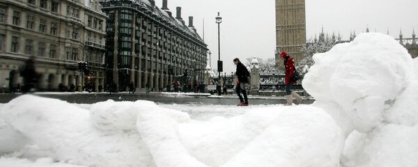 Лежащий снеговик напротив Бин-Бена в Лондоне  - Sputnik Moldova-România