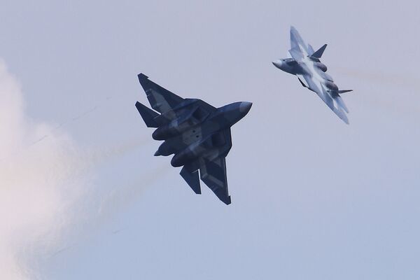 Русское оружие: первый серийный Су-57 и ведомый Охотник Русское оружие: первый серийный Су-57 и ведомый Охотник - Sputnik Молдова