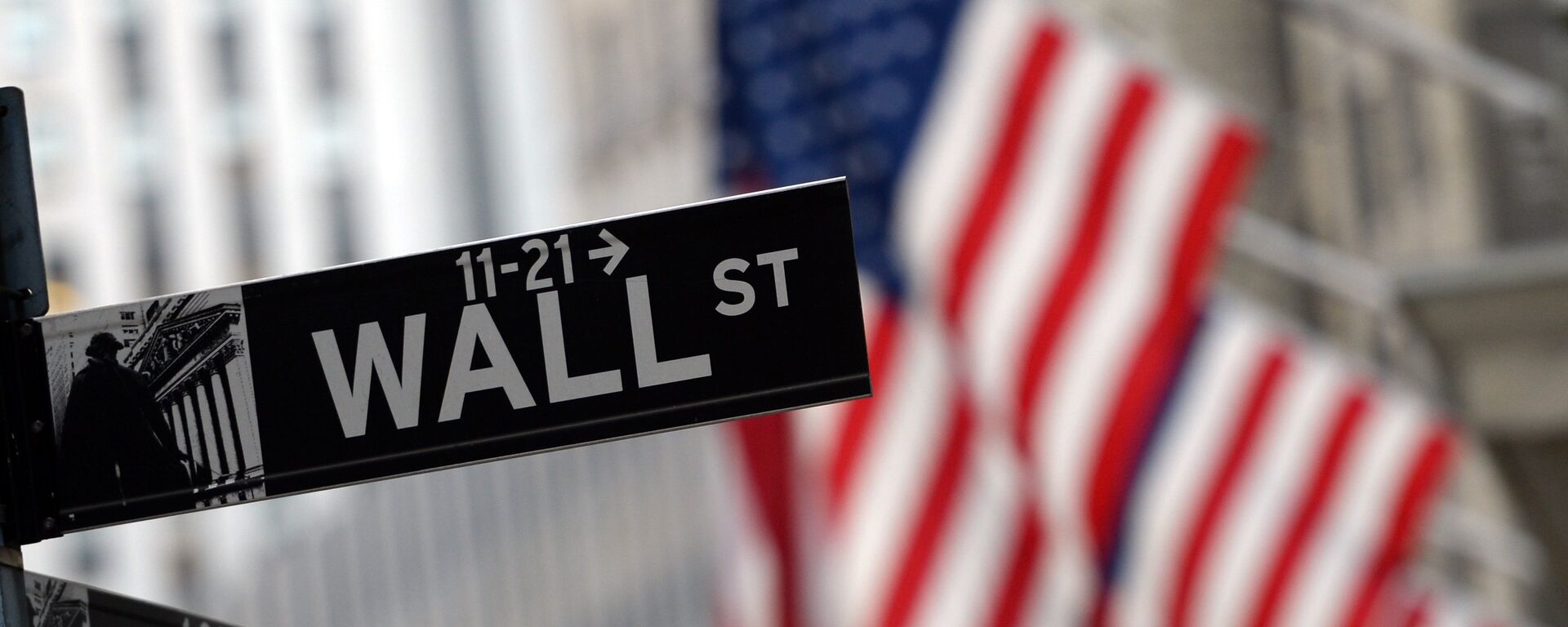 This file photo taken on January 07, 2016 shows a street sign at the corner of Wall and Broad Street across from the New York Stock Exchange - Sputnik Moldova-România, 1920, 13.07.2021