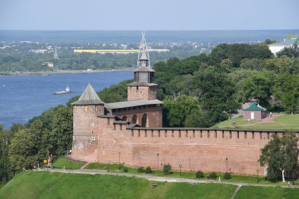 Нижний Новгород был основан в 1221 году.  Город защищали деревянно-земляные укрепления. В 1374 году был заложен белокаменный Кремль. Современный вид Кремль приобрел после 1516 года. В XVI веке крепостные стены неоднократно подвергались осадам и приступам. - Sputnik Молдова