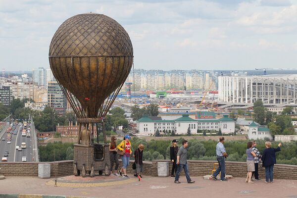 Памятник писателю-фантасту Жюлю Верну был открыт в сентябре 2015 года на набережной Оки. Знаменитый француз изображен летящим на воздушном шаре с подзорной трубой в руках. Высота композиции - 10 метров. - Sputnik Молдова