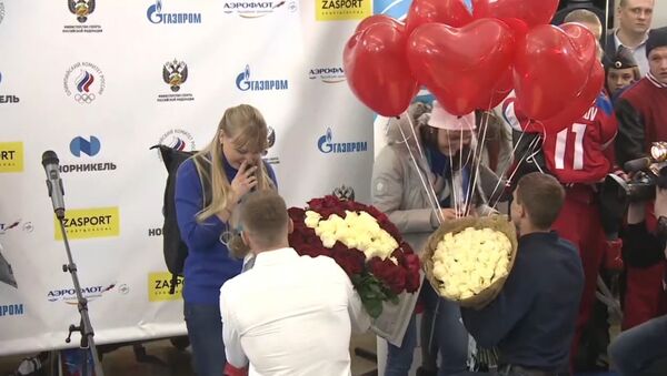 Российским лыжницам, призерам ОИ-2018, сделали предложения руки и сердца прямо в аэропорту - Sputnik Молдова