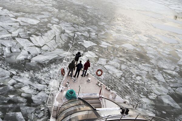 Pasageri pe puntea unei ambarcațiuni turistice - râul Moscova - Sputnik Moldova