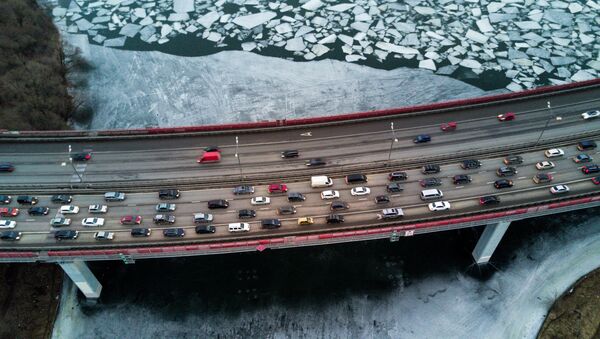 Ice on the Moskva River under the Zhivopisny bridge. - Sputnik Moldova-România