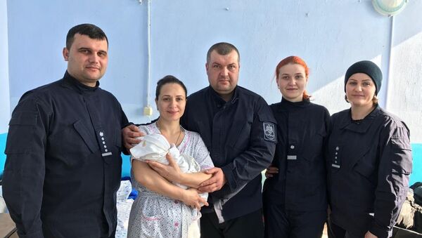 Un băiețel s-a născut în familia polițiștilor de frontieră Roman și Anastasia - Sputnik Moldova