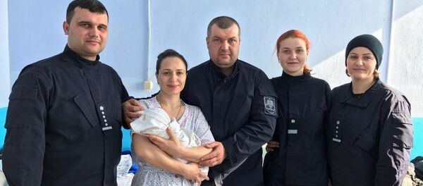 Un băiețel s-a născut în familia polițiștilor de frontieră Roman și Anastasia - Sputnik Moldova