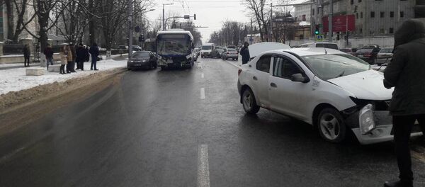 Accident rutier pe bulevardul Ștefan cel Mare, interescție cu strada Serghei Lazo - Sputnik Moldova