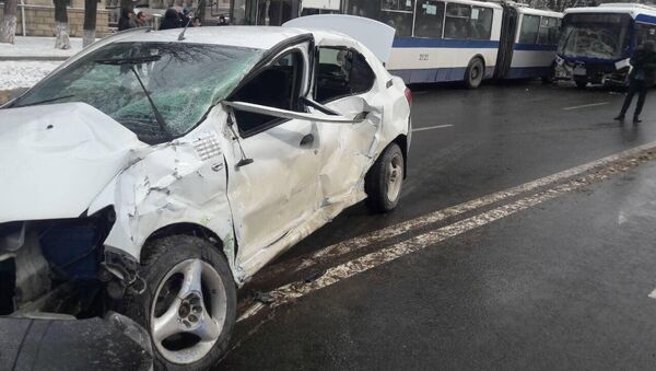 Accident rutier pe bulevardul Ștefan cel Mare, interescție cu strada Serghei Lazo - Sputnik Moldova