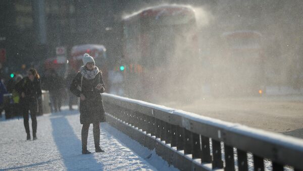 Zăpada cade de pe acoperișul unui autobuz în timp ce traversează podul Westminster, Londra - Sputnik Moldova-România