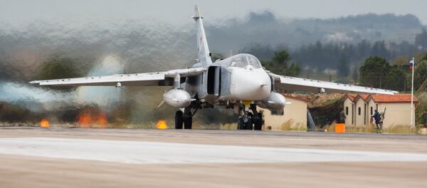 Бомбардировщик Су-24 ВКС России на авиабазе Хмеймим в Сирии - Sputnik Молдова