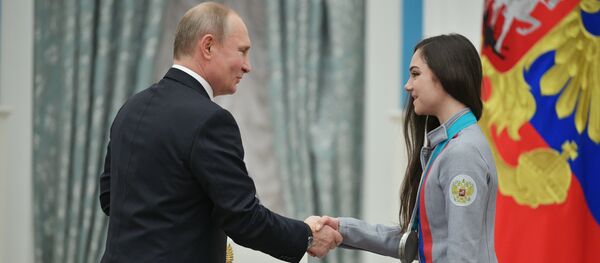 Президент РФ Владимир Путин вручает орден Дружбы Евгении Медведевой, завоевавшей серебряную медаль в женском одиночном фигурном катании на XXIII зимних Олимпийских играх в Пхенчхане - Sputnik Молдова
