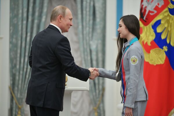 Президент РФ Владимир Путин вручает орден Дружбы Евгении Медведевой, завоевавшей серебряную медаль в женском одиночном фигурном катании на XXIII зимних Олимпийских играх в Пхенчхане - Sputnik Молдова